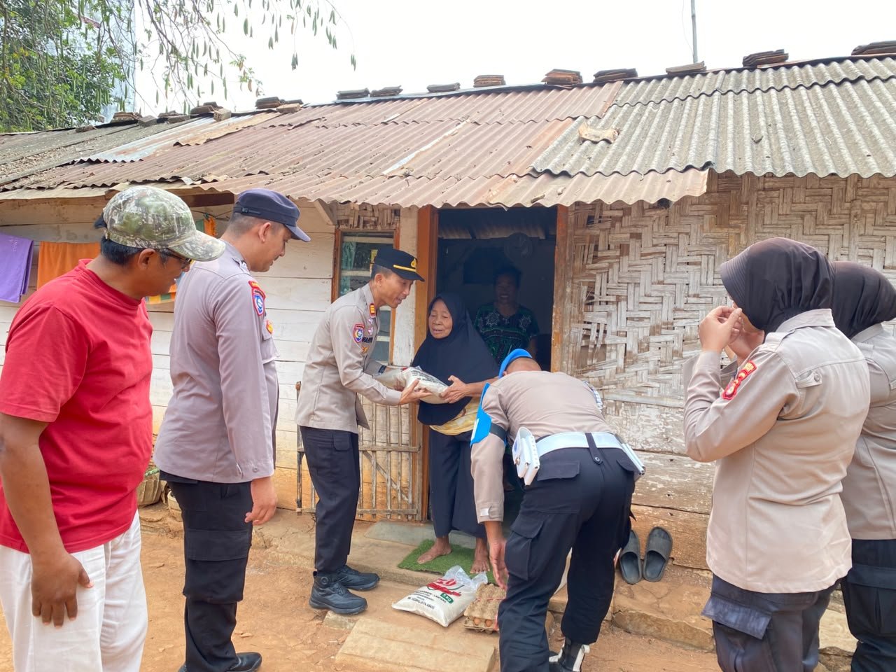 Jumat Berkah Polsek Metro Pusat, Wujud Kepedulian Polri kepada Warga Lansia Kurang Mampu