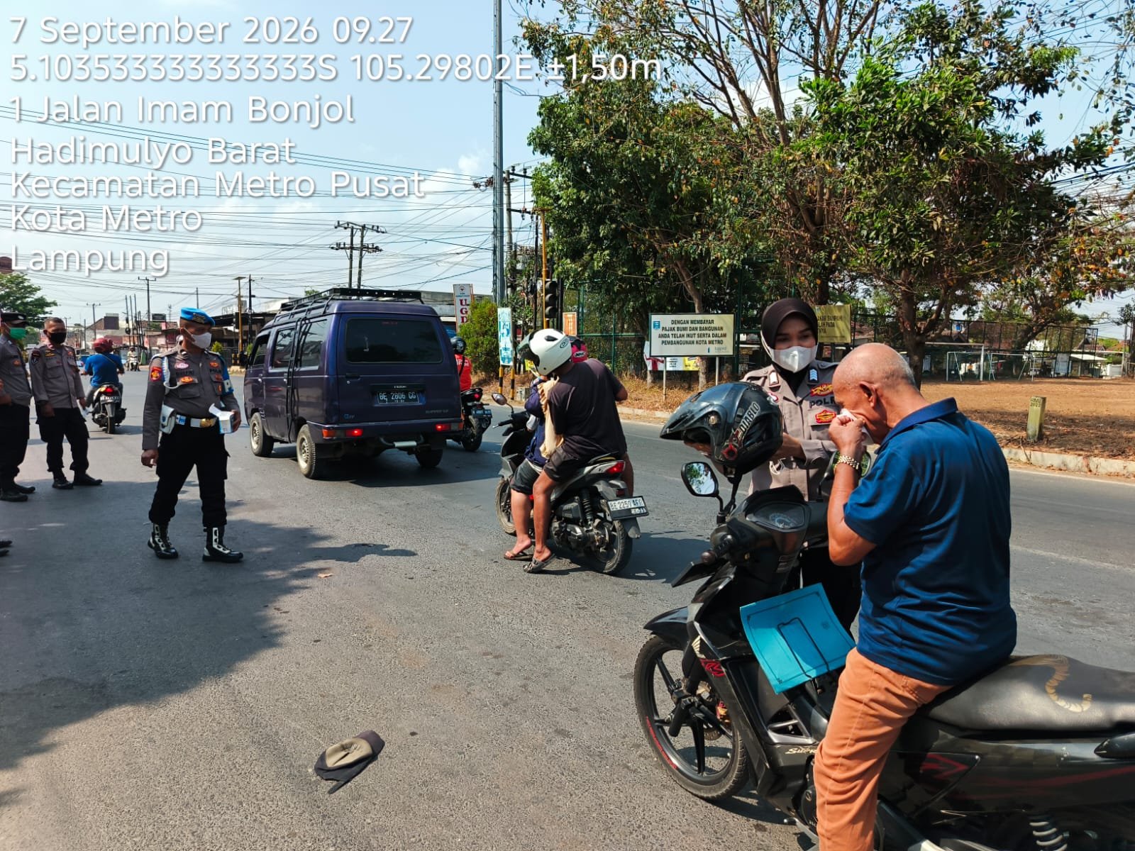 Polsek Metro Pusat Bagikan Masker kepada Pengguna Jalan Pasca Erupsi Anak Gunung Krakatau